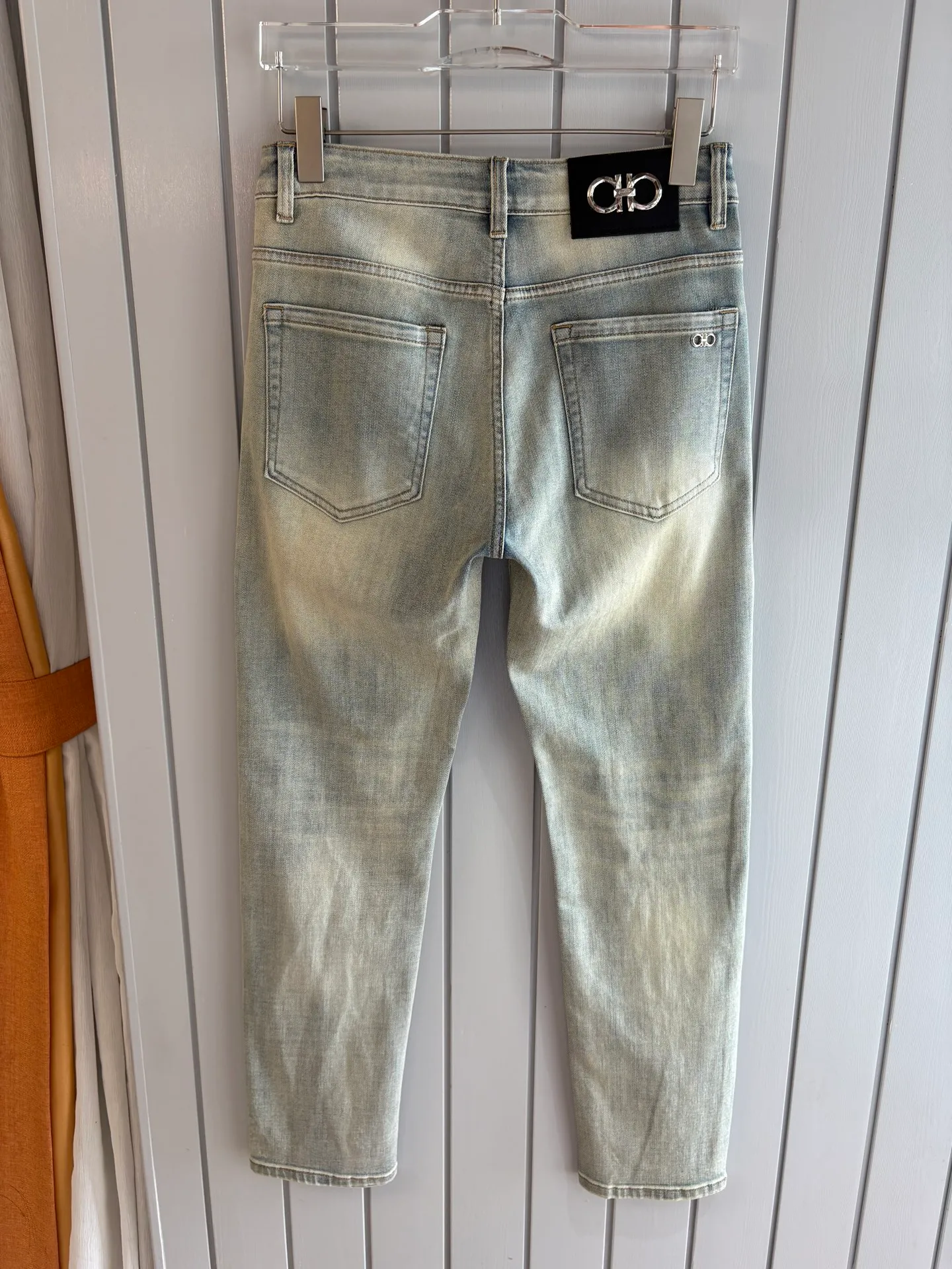 Ferragamo 41SS spring and summer jeans are coming. Premium version. Special counter-customized fabrics🌹Breathable, high comfort. Impeccable details. The design concept of brand elements reflects high quality. It feels delicate and soft. It presents casual tailoring and the upper body shape is awesome! Sizes: 28-38 (no 35.37)